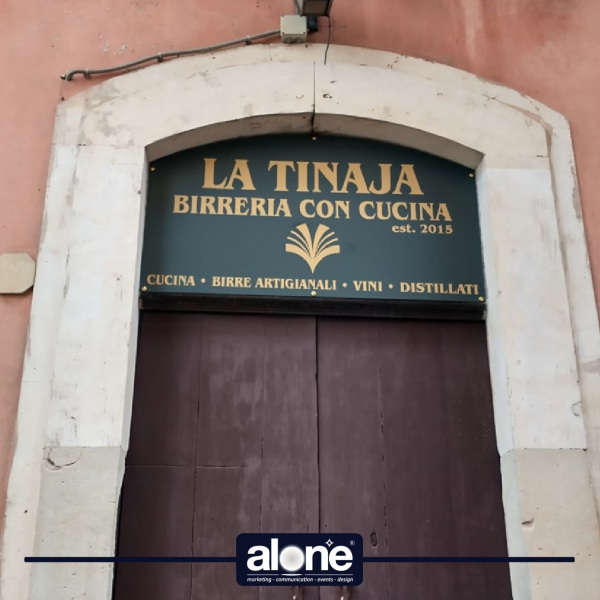 INSEGNA-TINAYA-01